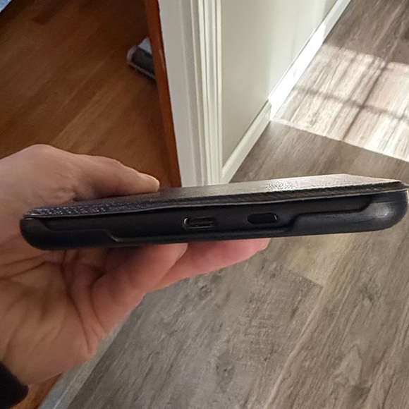 Amazon Kindle - 6” display - Black - with case! - Picture 6 of 6